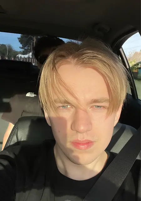 Я Коля, 20 років з Чернівців, шукаю знайомство для постійних стосунків