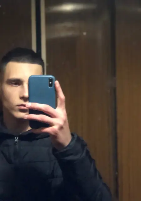 Я Артем, 18, знакомлюсь на одну ночь в Кривом Роге