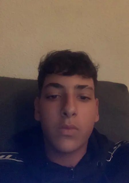 Soy Mario, 21 años de Granada, busco conocer gente para chatear