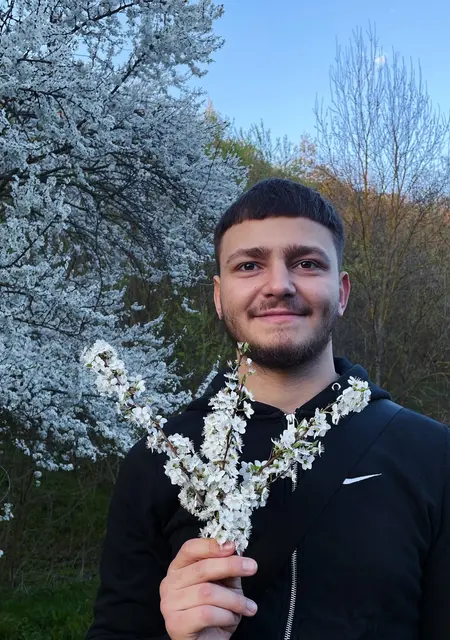 Миша з Ужгорода, шукаю на сайті приємне проведення часу