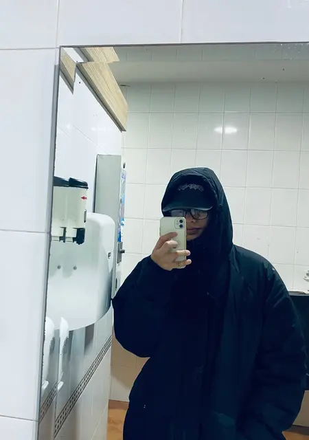 Soy Rojas Santi, 22 años de Madrid, busco conocer gente para lío de una noche