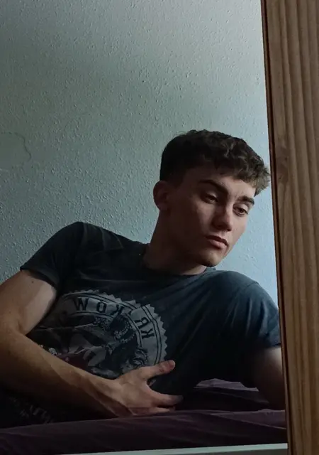 Soy Daniel, 21 años, conociéndome para lío de una noche en Bilbao