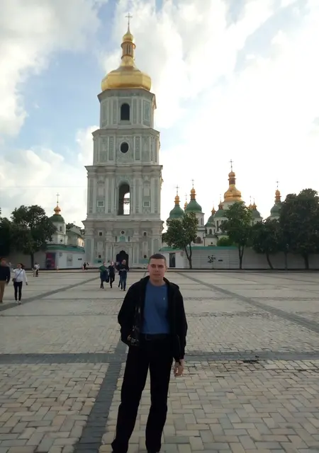 Я Александр, 30 років з Чернівці, шукаю знайомства без зобов'язань