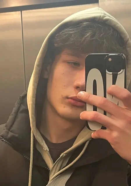 Я Даня, 18, из Житомира, ищу знакомства без обязательств