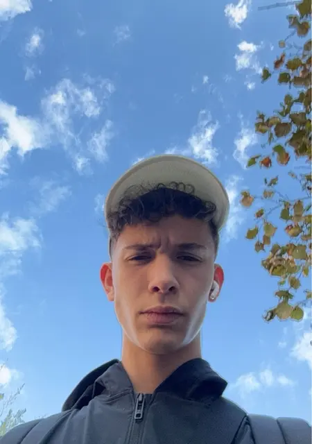 Rayane из Фонтене-ле-Флери, мне 19, познакомлюсь без обязательств