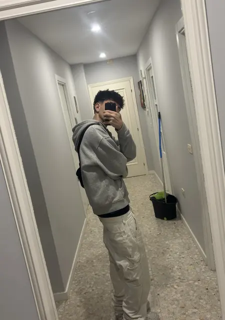 Soy Adriano, 18 años, conociéndome para relación sin ataduras en Ferrol