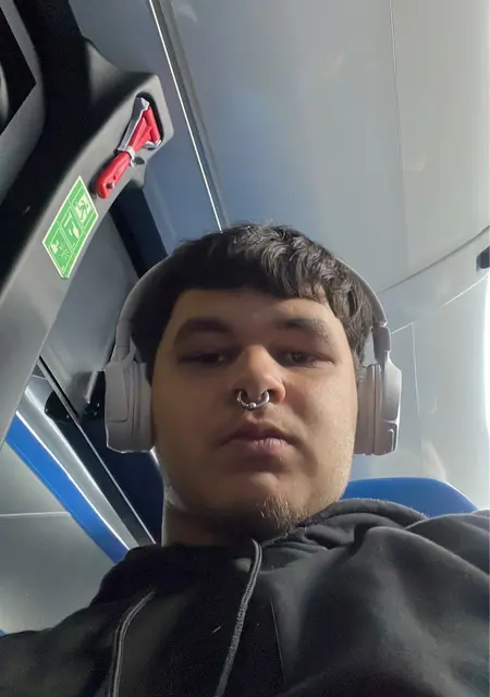 Soy David, 21 años de Vecindario, busco conocer gente para lío de una noche