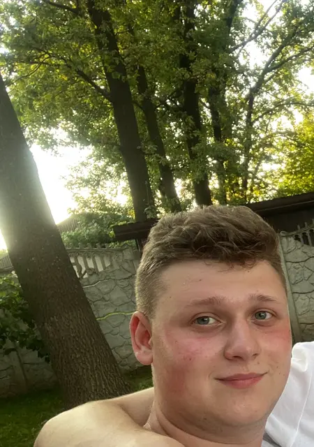 Lesha з Чернігова, мені 22 років, познайомлюсь на одну ніч