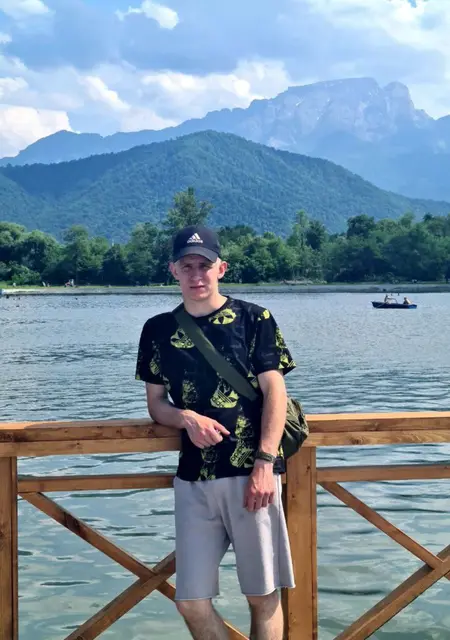 Антон из Бердянска, мне 25, познакомлюсь для общения