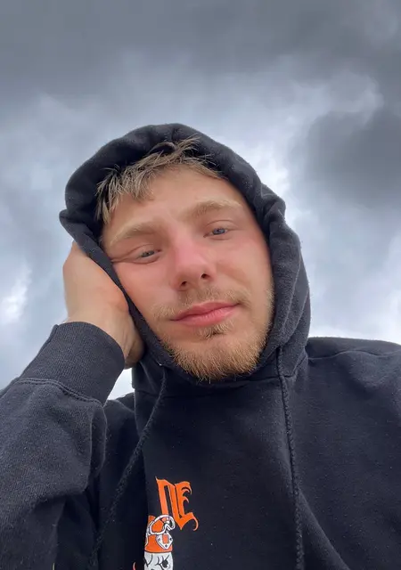 Я Игорь, 23, из Таллина, ищу знакомства на одну ночь