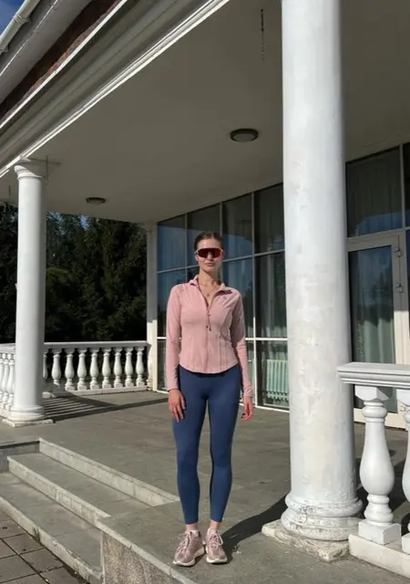 Аня из Амстердама, мне 19, познакомлюсь для открытые отношения