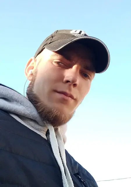Я Илья, 26 років з Макіївки, шукаю знайомства без зобов'язань