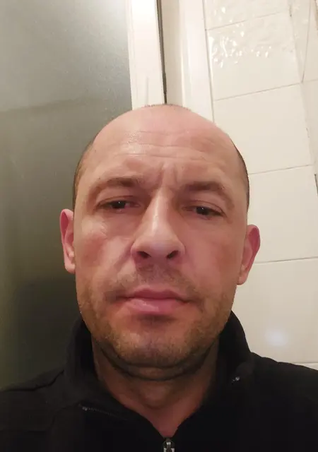 Soy Ruslan, 42 años de Santander, busco conocer gente para relación sin ataduras