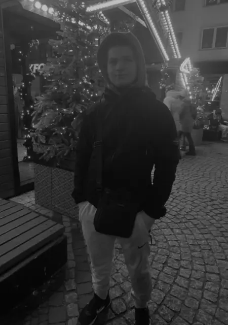 Я Святослав, 19, из Вроцлава, ищу знакомства без обязательств