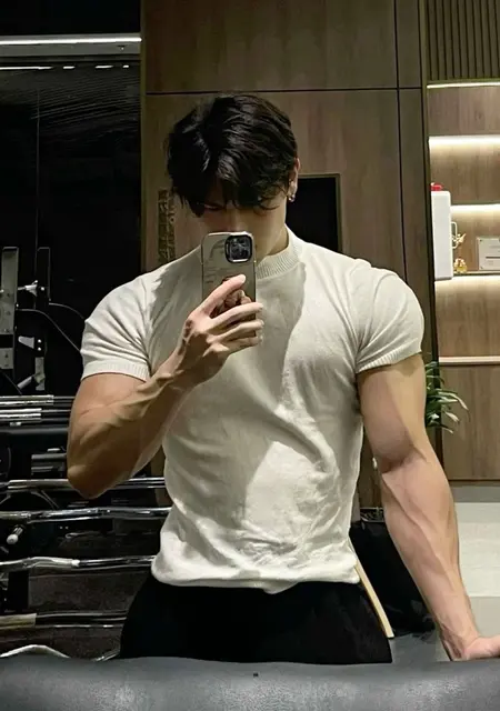 Я Ваня, 25 років з Сум, шукаю знайомства на одну ніч