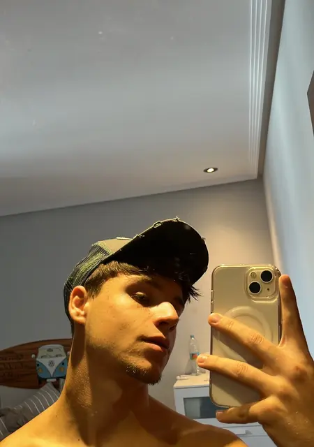 Soy Pedrooozc, 19 años, conociéndome para lío de una noche en Oviedo