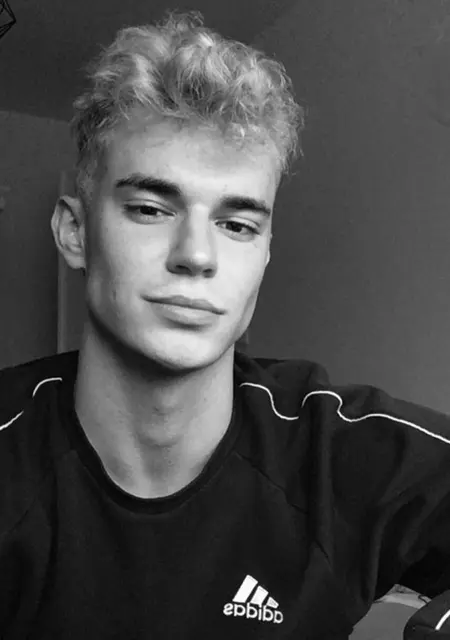 Я Micha, 21, из Афин, ищу знакомства без обязательств