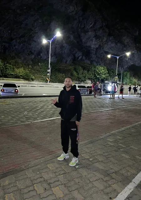 Soy Boniek, 23 años de Madrid, busco conocer gente para pasatiempo agradable