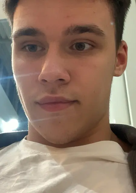 Bohdan из Киева, мне 19, познакомлюсь для общения