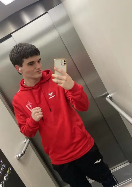 Soy Ugutz, 19 años de Tolosa, busco conocer gente para conversación virtual