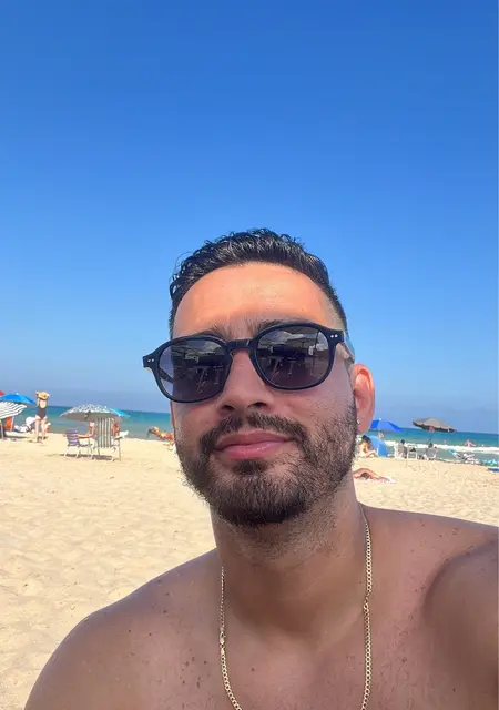 Soy Mario, 40 años de Madrid, busco conocer gente para relación sin ataduras