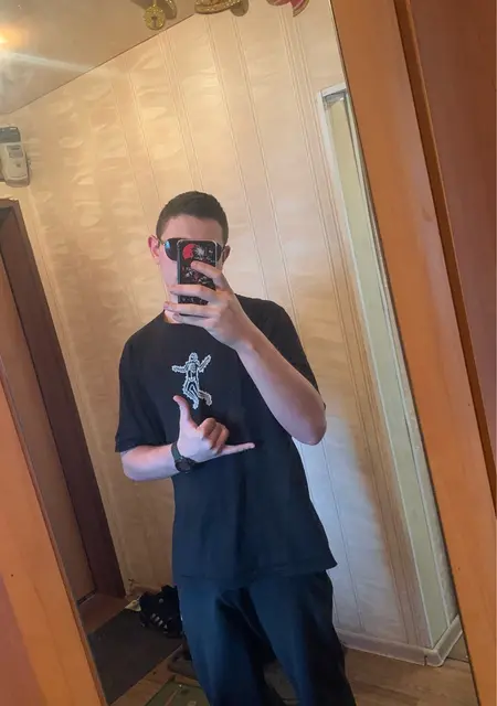 Кирилл из Амстердама, мне 19, познакомлюсь для вирта