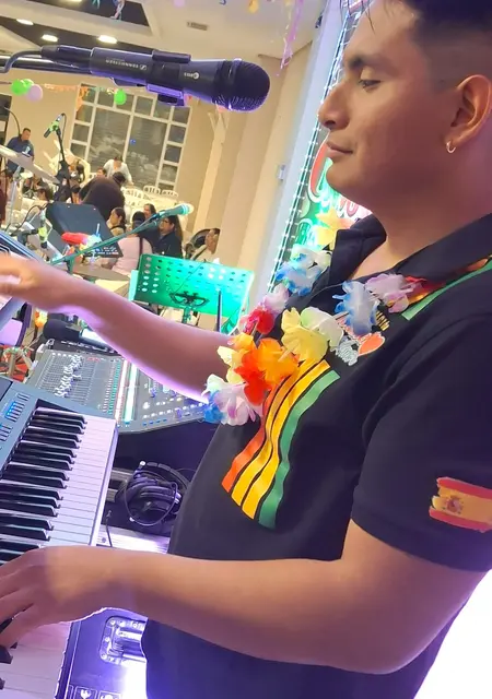 Soy Virgilio Poma, 23 años de Elche, busco conocer gente para lío de una noche