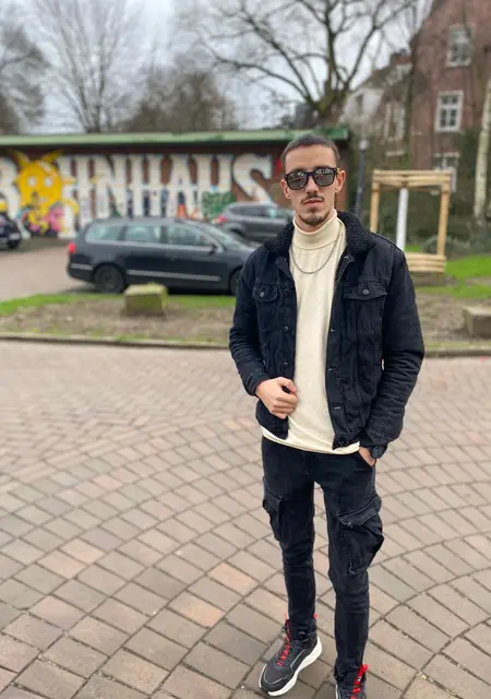 Adrian из Эссного, мне 26, познакомлюсь для вирта