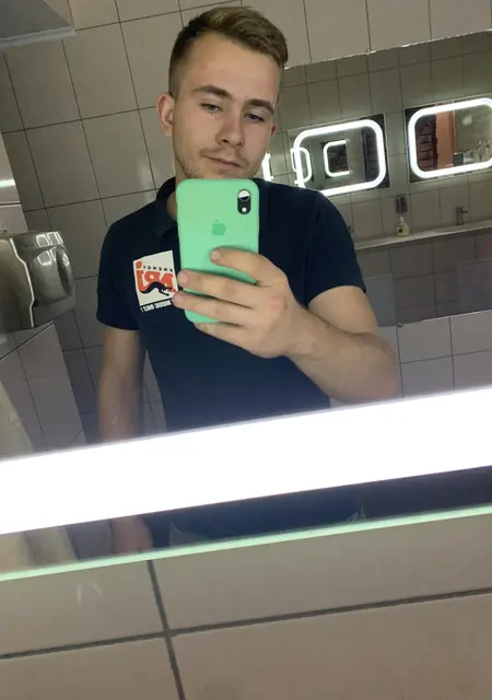 Я Саша, 23 років, знайомлюсь без зобов'язань у Чернівцях