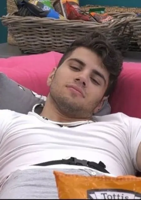 Dm Me из Афин, мне 20, познакомлюсь