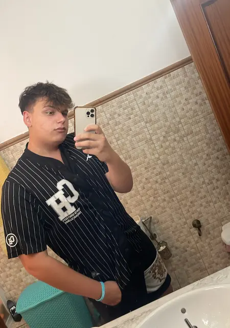 Luis de Málaga, tengo 20 años, listo para conocer para chatear