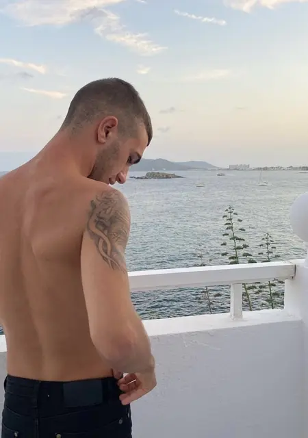 Soy Javi, 25 años de Castelló de la Plana, busco conocer gente para hacer nuevos amigos