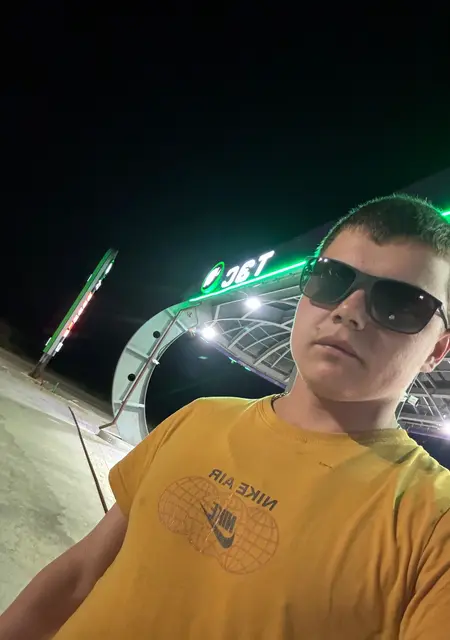 Andrei з Мелітополя, мені 22 років, познайомлюсь для вірт