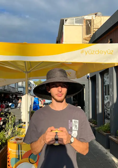 Emin из Бурсы, мне 25, познакомлюсь на одну ночь