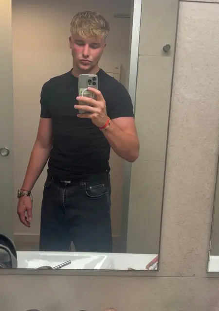 Bobby from Hull, 20 years old, ready to meet for one-night stand