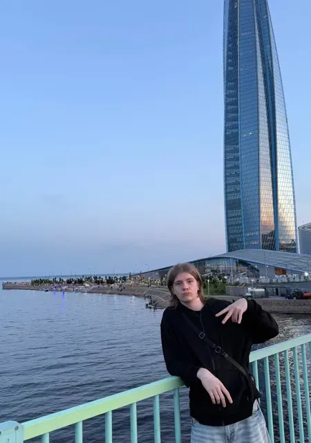 Soy Rodion, 24 años de Valencia, busco conocer gente para lío de una noche