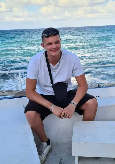 Я Loris, 21, знакомлюсь для постоянных отношений в Берне