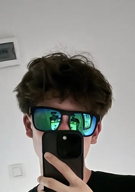 Олег из Вены, мне 20, познакомлюсь на одну ночь