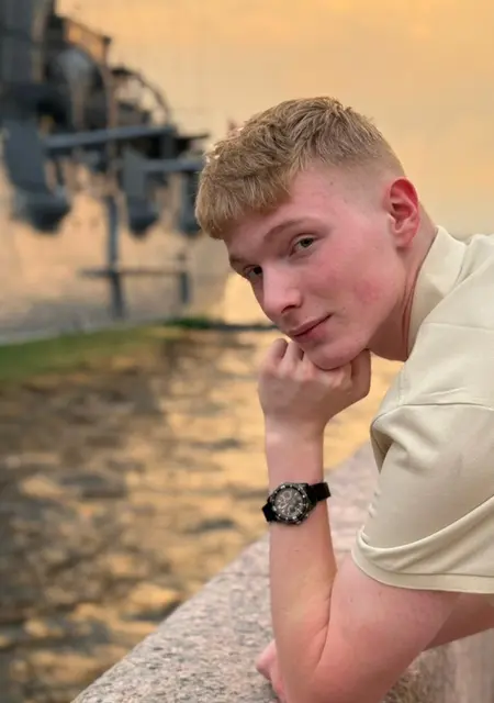 Soy Ivan, 18 años de Valencia, busco conocer gente para conversación virtual