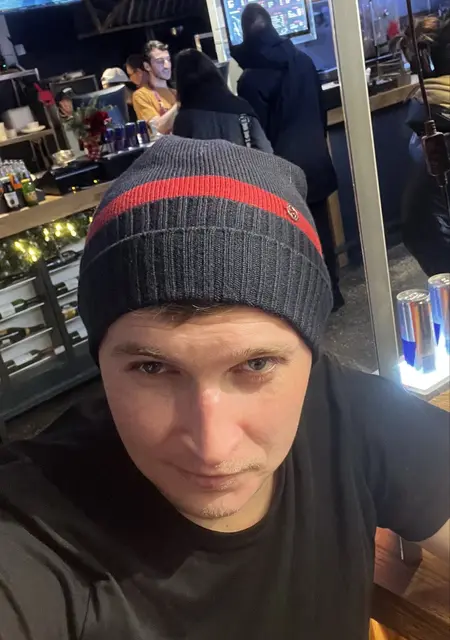 Anton из Афин, ищу на сайте знакомства без обязательств