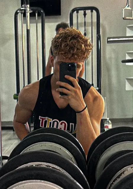 Я Vincenzo, 19, знакомлюсь для общения в Риме