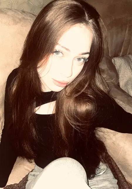 Я Анна, 25 років з Києва, шукаю знайомства без зобов'язань