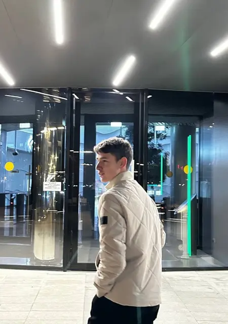 Артур из Амстердама, мне 19, познакомлюсь на одну ночь