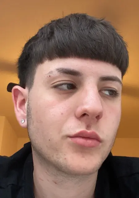 Soy Aitor, 20 años de Valencia, busco conocer gente para relación sin ataduras