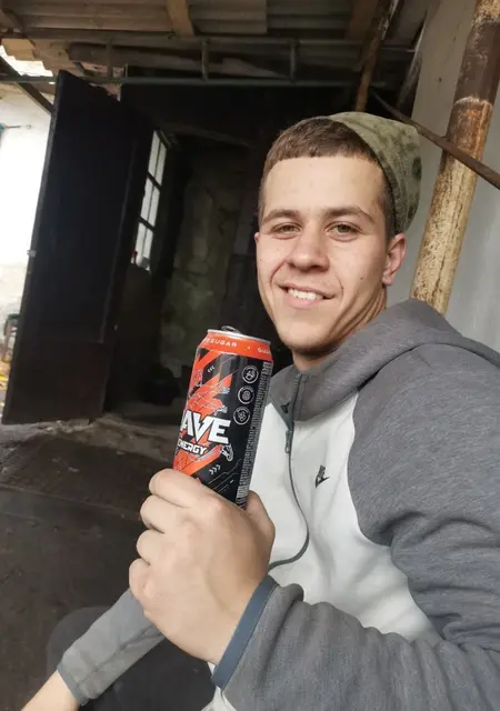 Я Антон, 22 років, знайомлюсь на одну ніч у Луганську