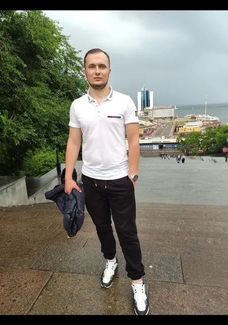 Я Михаил, 27 років з Чернівців, шукаю знайомства без зобов'язань