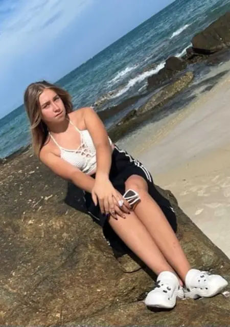 Я Ксения, 25, из Парижа, ищу знакомства без обязательств