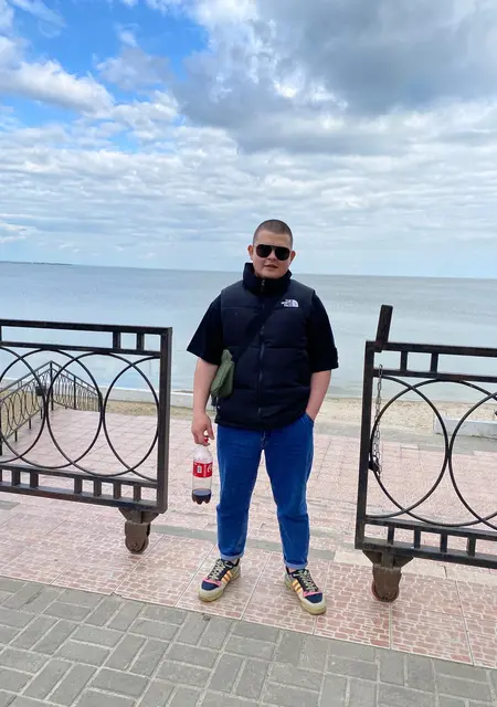 Ростислав из Снежного, мне 21, познакомлюсь на одну ночь