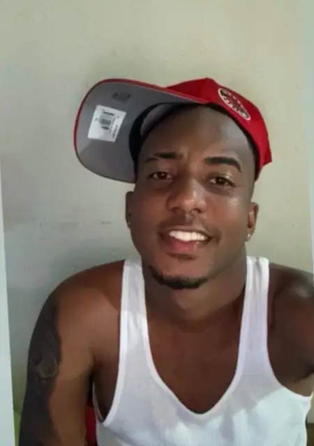 Soy Camilo, 18 años de Gernika-Lumo, busco conocer gente para lío de una noche