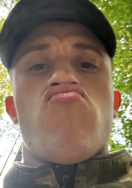 Я Ілля, 18 років, знайомлюсь без зобов'язань у Львові